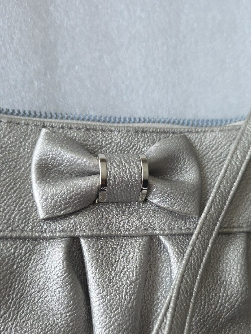 Safe Keeper Bow Wristlet Clutch Wallet Silver Metallic 7 3/4"l 1/2"wide 5"tall - Picture 9 of 9